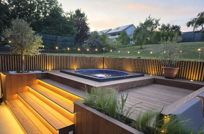 Terrasse avec piscine avec éclairage Pro Connect