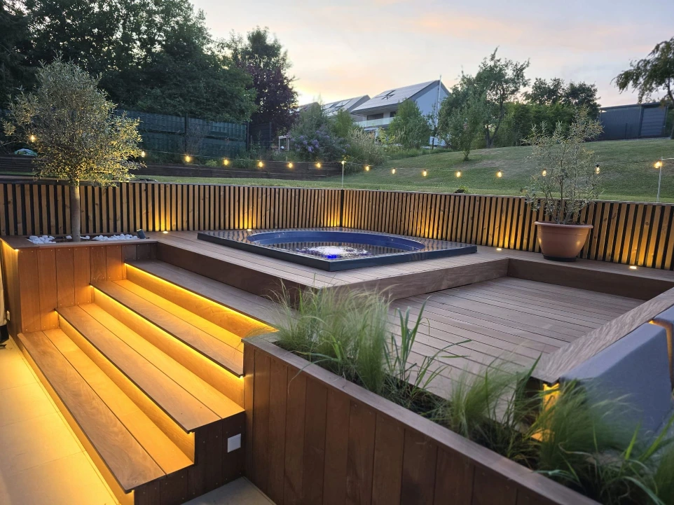 Terrasse avec piscine avec éclairage Pro Connect 