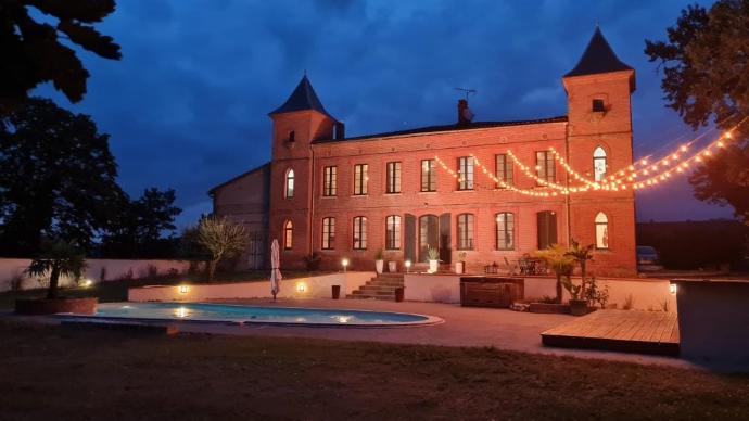 Guirlandes installée en façade de @chatotoulouse